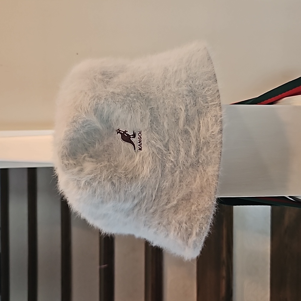 Kangol throwback fluffy bucket hat!